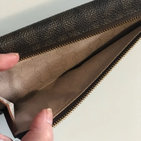 Michael Kors wallet - Picture 3 of 11